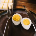tips mudah memotong telur