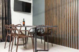 Furnitur berkaki ramping